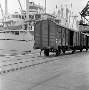 857535 Afbeelding van enkele gesloten goederenwagens, vermoedelijk op een kade in de Merwehaven te Rotterdam.